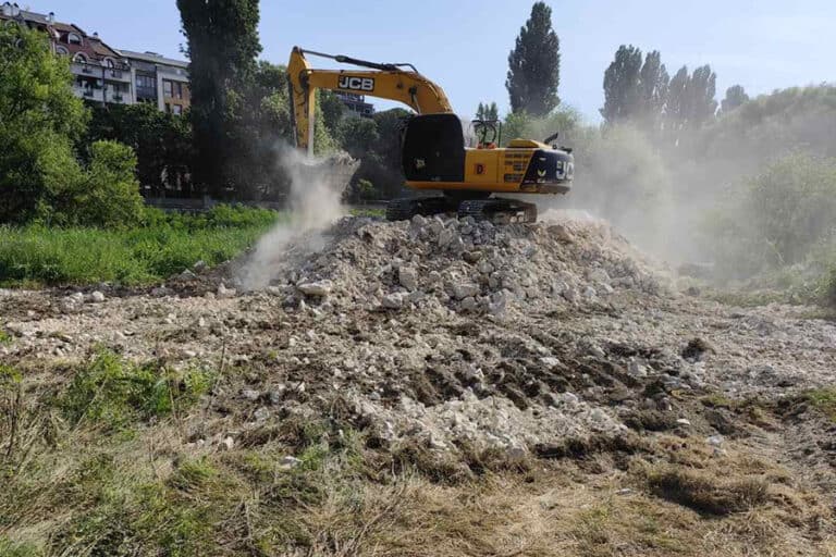 Продължава почистването на коритото на река Марица