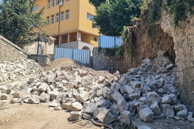 Започна укрепването на подпорна стена на ул. „Митрополит Паисий в Стария град