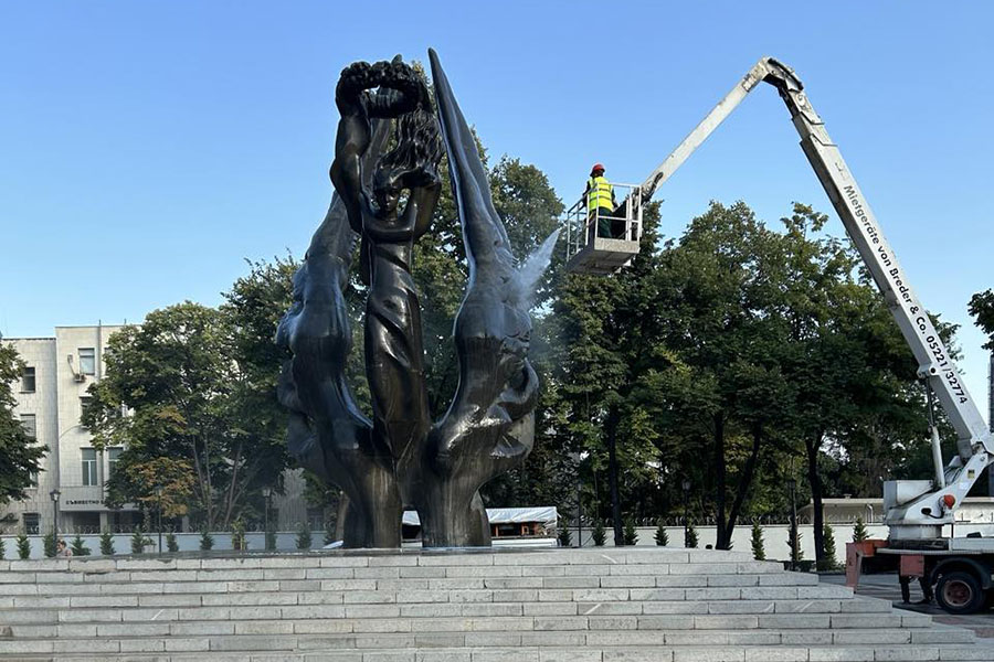 ОП „Чистота“ измиха паметника на Съединението в подготовка за празника на Пловдив