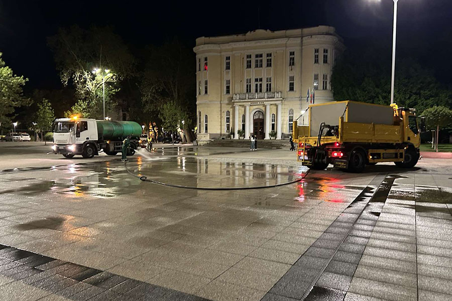 Продължава интензивното миене на площад „Централен“ и Главната улица