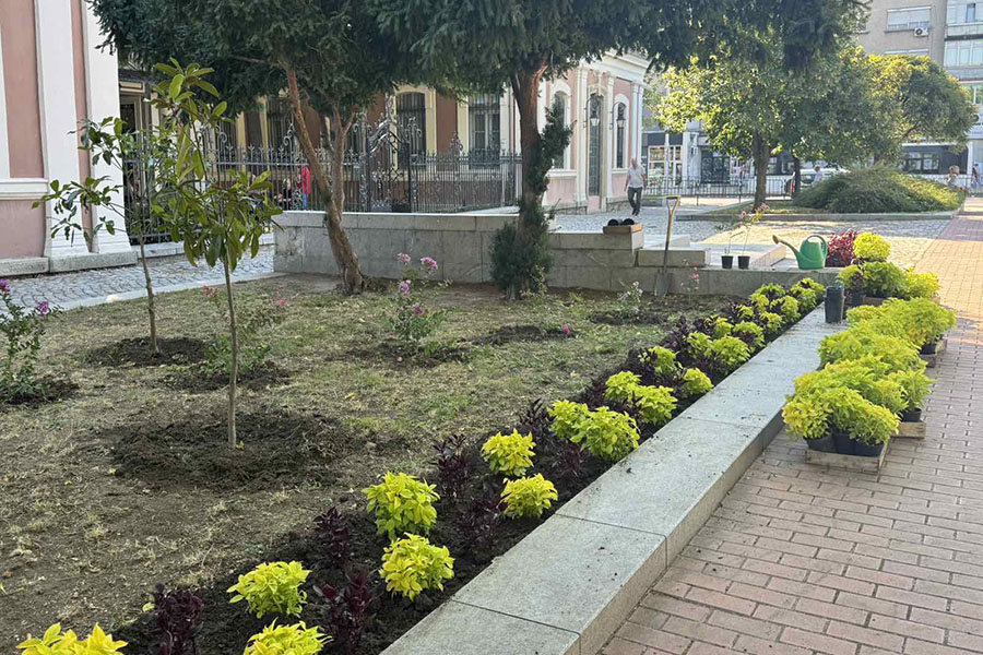 Облагородяват зелените площи на площад „Съединение“ за празника на Пловдив