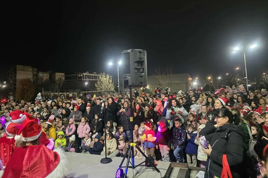 Стотици жители на „Тракия“ отбелязаха запалването на коледната елха в парк „Пловдив 2019“