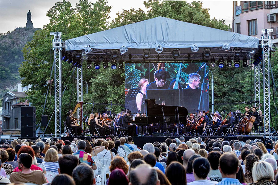 Класик Open Air събра пловдивчани на празничен концерт под звездите