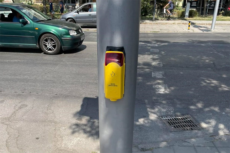 В Пловдив монтираха първи светофарен бутон с брайлово писмо